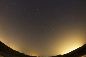 paysage nocturne dégradé par des halos lumineux mettant en évidence la pollution lumineuse
