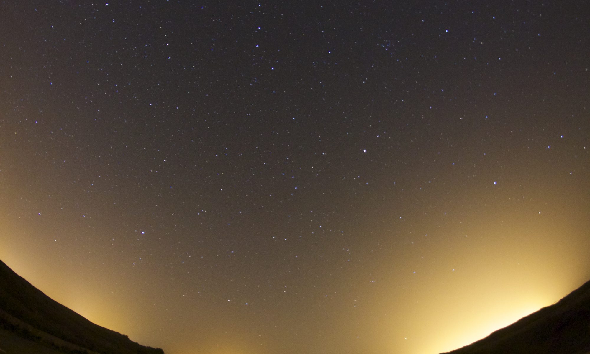 paysage nocturne dégradé par des halos lumineux mettant en évidence la pollution lumineuse